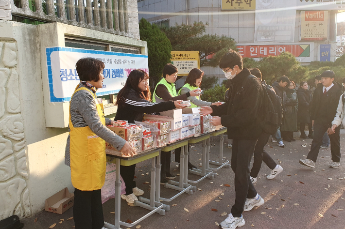 이번 캠페인은 자원활동가와 실무활동가들이 함께 1,000여 명의 학생들을 대상으로 진행됐다. 포항YWCA 제공