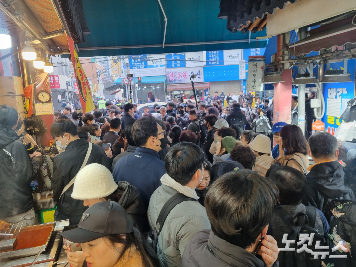 21일 이재명 더불어민주당 대표가 경기 수원 못골시장을 방문했다. 이 대표를 보려는 지지자와 유튜버들이 몰리면서 시장은 발 디딜 틈이 없었다. 정성욱 기자