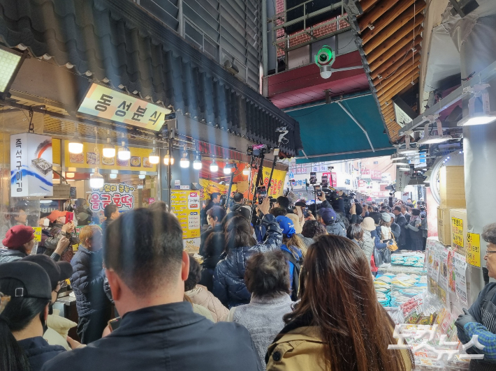 21일 이재명 더불어민주당 대표가 경기 수원 못골시장을 방문했다. 이 대표를 보려는 지지자와 유튜버들이 몰리면서 시장은 발 디딜 틈이 없었다. 정성욱 기자