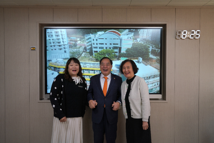 김가나 교사, 하윤수 부산시교육감, 김미숙 할머니. 부산시교육청 제공