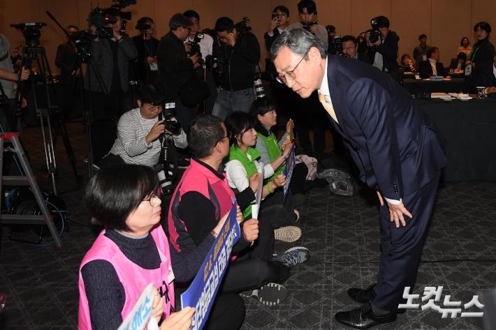 전국학교비정규직노조원들과 대화하는 정근식 서울시교육감