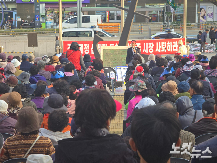 21일 부산시청 광장에서 기장군의회와 군민 등 400여 명이 부산시 도시계획조례개정안 철회 촉구 집회를 열었다. 송호재 기자