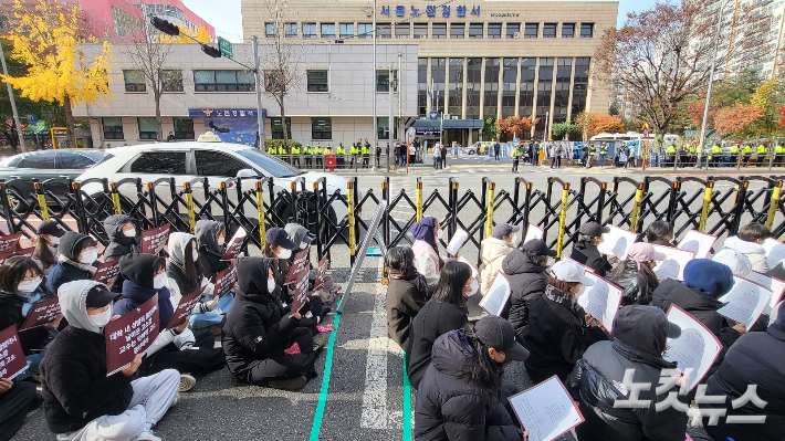 19일 오후 서울여자대학교 학생들이 서울 노원경찰서 앞에서 '성추행 의혹 교수'의 고소에 반발하는 시위를 진행하고 있다. 주보배 기자