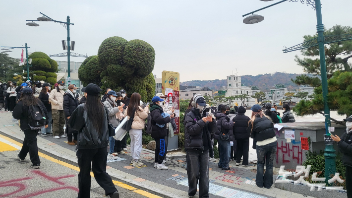 지난 20일 동덕여자대학교 학생들이 '남녀 공학 전환' 등 안건에 대한 학생총회에 참석하기 위해 줄을 서고 있다. 주보배 기자 