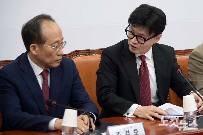 국민의힘 한동훈 대표와 추경호 원내대표가 21일 서울 여의도 국회에서 열린 최고위원회의에서 대화를 하고 있다. 윤창원 기자