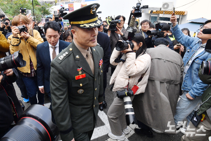 해병대 채모 상병 순직사건 수사 관련 항명 및 상관명예훼손 혐의로 기소된 박정훈 전 해병대 수사단장이 21일 오후 서울 용산구 중앙지역군사법원에서 열린 결심 공판에 출석하고 있다. 류영주 기자