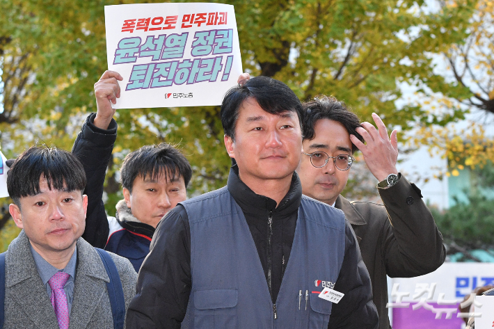 양경수 민주노총 위원장이 22일 오전 서울 마포구 서울경찰청 광역수사단 공공범죄수사대에 참고인 조사를 받기 위해 출석하고 있다. 양 위원장은 지난 9일 조합원 10명이 현행범으로 체포된 전국노동자대회에서 경찰과의 충돌 등 집회 도중 발생한 불법 행위를 사전 기획했다는 의혹을 받고 있다. 류영주 기자