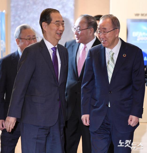 보아오포럼 개막식 참석한 한덕수 총리-반기문 이사장