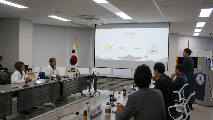 지난 20일 서울 송파구 올림픽회관에서 대한택견회와 국제올림픽위원회(IOC) 산하 독립인정스포츠회원연합회(AIMS) 가 택견의 올림픽 진출과 관련한 협의를 진행했다. 사진은 택견회의 국제화 전략과 관련한 브리핑 장면. 대한택견회 제공