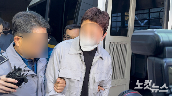 광주 서부경찰서에서 '뺑소니 사망사고'를 낸 마세라티 운전자 A씨가 검찰로 송치되고 있다. 김수진 기자