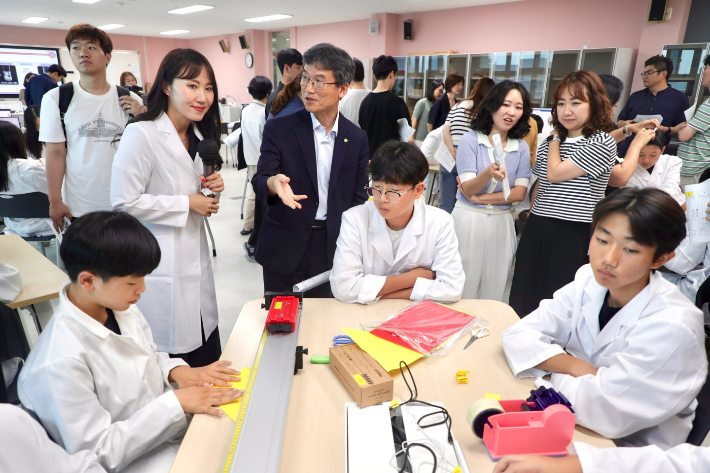 울산 북구 효정중학교는 지능형 과학실 모델학교 운영성과 평가에서 최우수 학교로 선정돼 교육부장관상을 받는다. 울산광역시교육청 제공