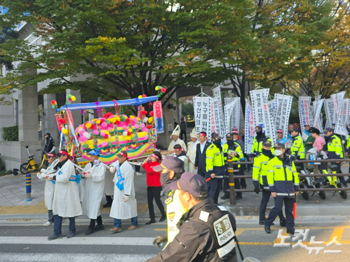 21일 폐기물처리시설 설치 권한을 부산시가 환수하는 조례안에 반대하며 행진하는 부산 기장군민들. 송호재 기자