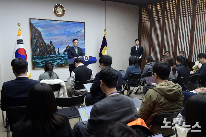 우원식 국회의장이 22일 서울 여의도 국회에서 해병대 채 상병 순직 사건에 대한 국정조사특별위원회 구성을 요청하는 기자회견을 열고 있다. 윤창원 기자