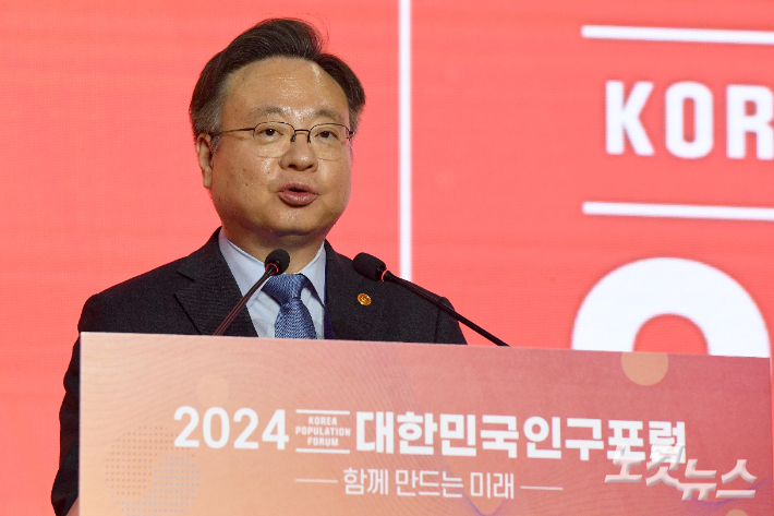 조규홍 보건복지부 장관이 22일 서울 용산구 서울드래곤시티에서 CBS와 보건복지부 공동주최로 열린 2024 대한민국 인구포럼에서 축사를 하고 있다. 박종민 기자