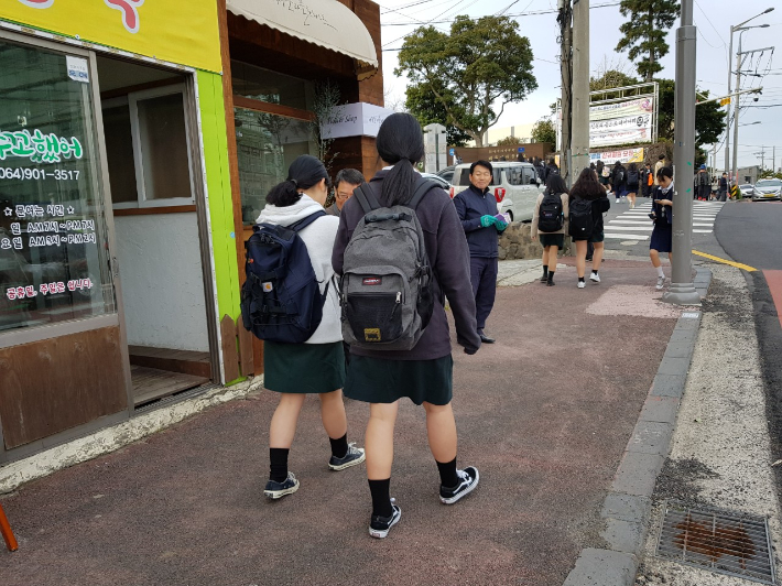 기드온 성경을 등교하는 학생들에게 나눠주는 모습. 김정근 안수집사 제공. 