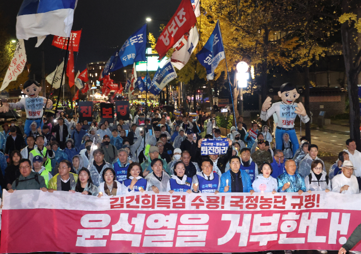 거리 행진하는 야당 인사들과 시민들     (서울=연합뉴스) 김도훈 기자 = 16일 서울 종로구 동십자각로터리 인근에서 정권 규탄 집회를 마친 야당 의원 및 시민들이 명동 방면으로 정권 규탄 거리행진을 하고 있다. 2024.11.16     superdoo82@yna.co.kr (끝)   <저작권자(c) 연합뉴스, 무단 전재-재배포, AI 학습 및 활용 금지> 연합뉴스