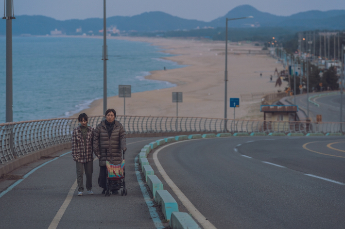 영화 '아침바다 갈매기는' 스틸컷. ㈜고집스튜디오, ㈜트리플픽쳐스 제공