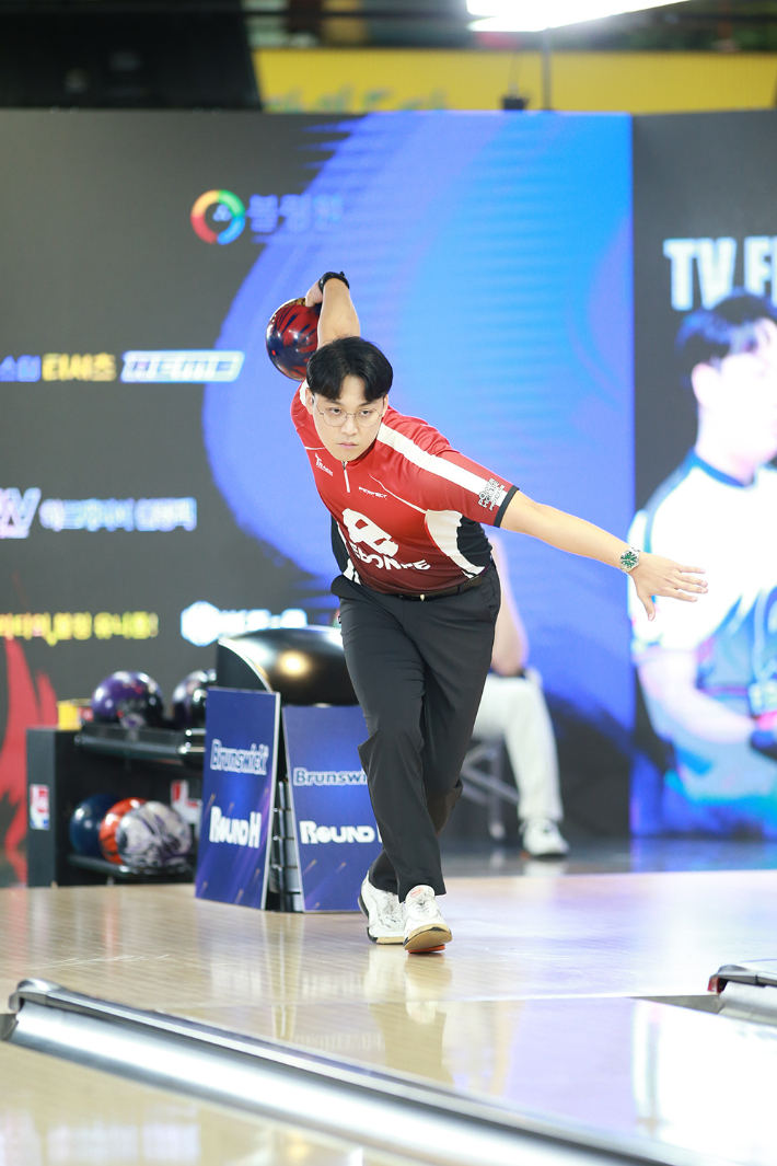 방영훈이 22일 경기도 화성 마인드 볼링장에서 열린 '2024 브런스윅컵 프로볼링대회' 결승에서 투구하고 있다. 프로볼링협회