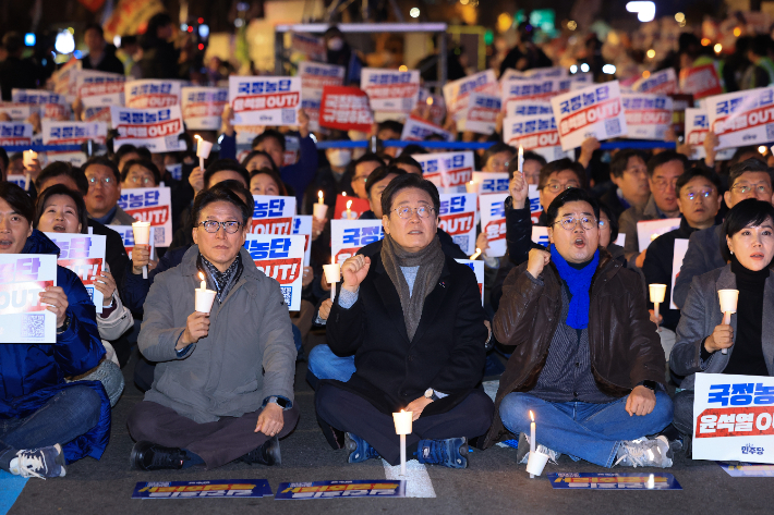 더불어민주당 이재명 대표(가운데), 박찬대 원내대표, 김민석 최고위원 등이 23일 오후 서울 종로구 광화문 북측광장 인근에서 더불어민주당 주최로 열린 '김건희·윤석열 국정농단 규탄·특검 촉구 제4차 국민행동의 날' 장외집회에서 구호를 외치고 있다. 연합뉴스