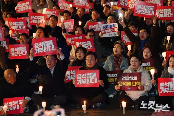 촛불집회 참석해 구호 외치는 이재명 대표