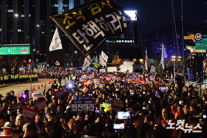 행진하는 시민들 