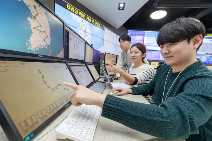 KT가 서울과 부산, 천안을 연결하는 백본 망에 테라급 속도의 전송망을 시범 적용하는 데 성공했다고 24일 밝혔다. KT 제공