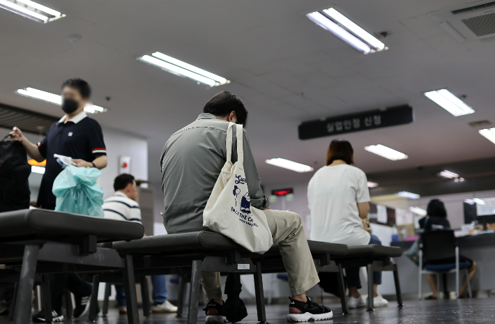 실업급여 신청을 위해 대기하는 구직자들 모습. 연합뉴스 