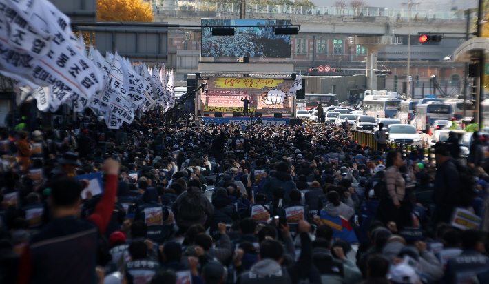 24일 오후 서울 중구 서울지하철 1호선 서울역 4번 출구 앞에서 열린 전국택배노동자 대회에서 참가자들이 구호를 외치고 있다. 연합뉴스