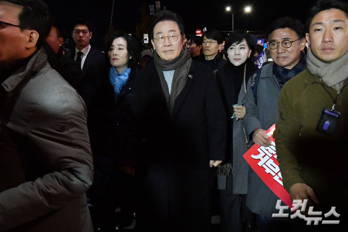 더불어민주당 이재명 대표가 23일 오후 서울 종로구 광화문 북측광장 인근에서 열린 '김건희·윤석열 국정농단 규탄·특검 촉구 제4차 국민행동의 날' 집회에 참석한 후 행진하고 있다. 류영주 기자