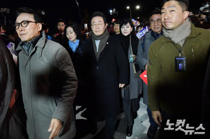 더불어민주당 이재명 대표가 23일 오후 서울 종로구 광화문 북측광장 인근에서 열린 '김건희·윤석열 국정농단 규탄·특검 촉구 제4차 국민행동의 날' 집회에 참석한 후 행진하고 있다. 류영주 기자