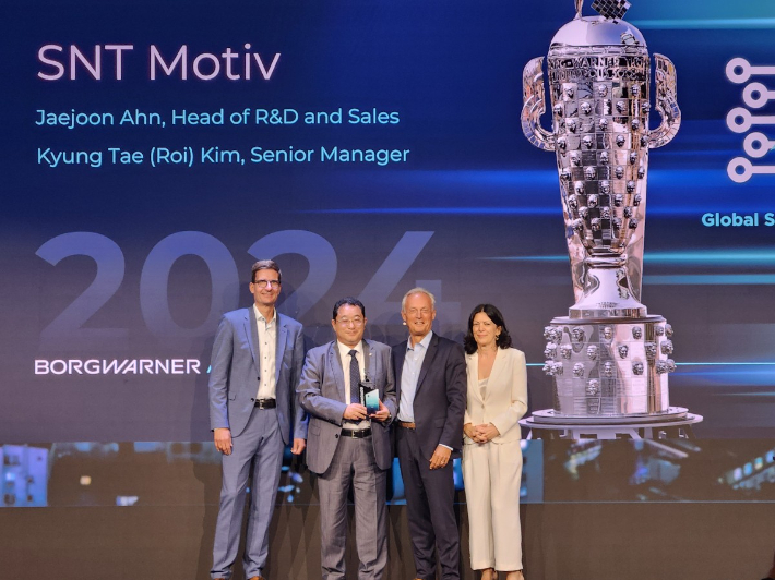왼쪽에서 두 번째 SNT모티브 모빌리티 개발/영업담당 안재준 상무, 왼쪽에서 세 번째 보그워너社 CEO 프레데릭 리살데(Frédéric Lissalde). SNT모티브 제공