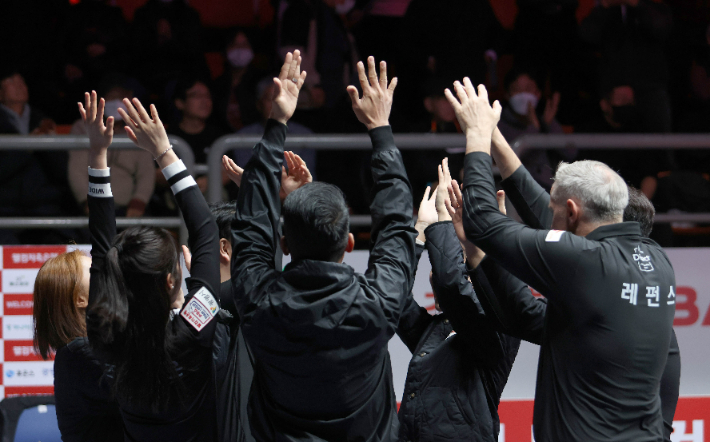 SK렌터카 선수들이 24일 경기도 광명시민체육관에서 열린 '웰컴저축은행 PBA 팀 리그 광명시 TOUR 2024-2025' 4라운드 웰컴저축은행과 경기에서 4 대 3 승리를 거둔 뒤 세리머니하고 있다. PBA 