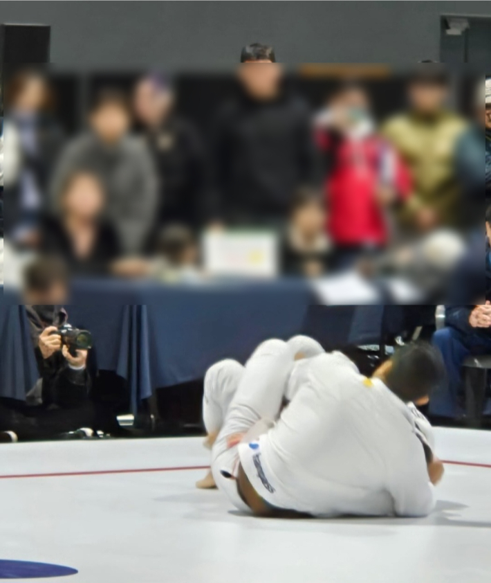 주짓수 경기를 벌이고 있는 김동현과 구본철. 김동현 SNS 캡처