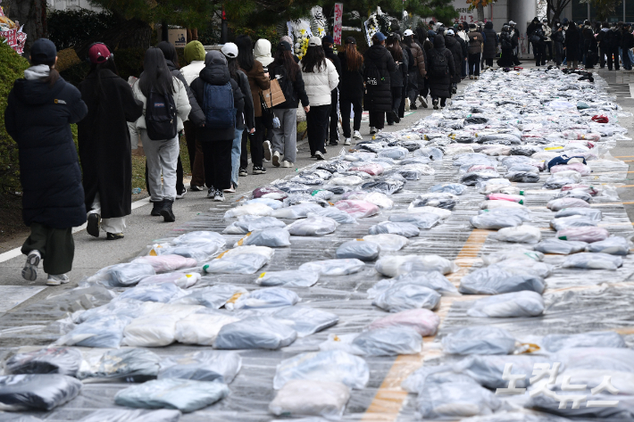 동덕여자대학교 총학생회를 비롯한 재학생들이 20일 오후 서울 성북구 동덕여자대학교에서 열린 남녀공학 전환과 총장 직선제 문제를 논의하는 학생총회에 참석하기 위해 줄을 서고 있다. 류영주 기자