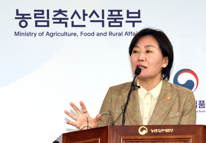 송미령 농림축산식품부 장관이 25일 오전 정부세종청사 농식품부 기자실에서 양곡관리법 개정안 등 네 개 법안이 지난 21일 야당 단독으로 국회 농림축산식품해양수산위원회를 통과한 데 대해 "집행이 불가능하고, 농업의 미래가 없게 하는 법"이라고 반대 입장을 밝히고 있다. 연합뉴스
