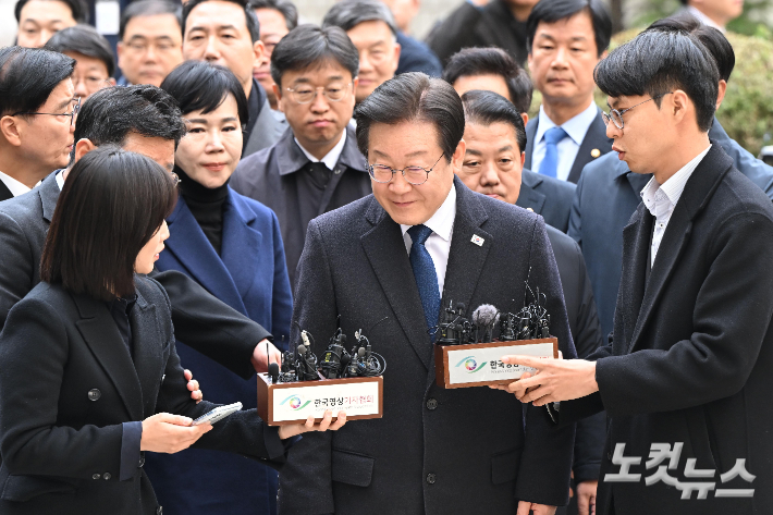 위증교사 혐의로 재판을 받는 이재명 더불어민주당 대표가 25일 서울 서초구 중앙지방법원에서 공판에 출석하고 있다. 박종민 기자