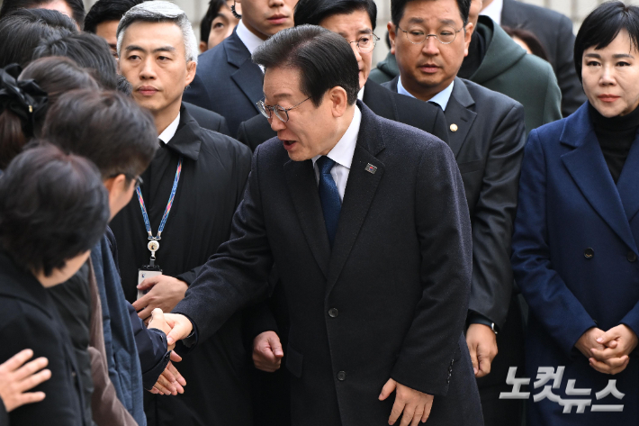 위증교사 혐의로 재판을 받는 이재명 더불어민주당 대표가 25일 서울 서초구 중앙지방법원에서 공판에 출석하고 있다. 박종민 기자