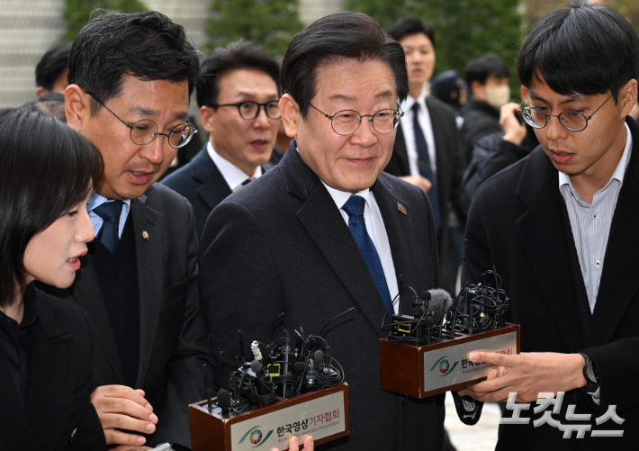 위증교사 혐의로 재판을 받는 이재명 더불어민주당 대표가 25일 서울 서초구 중앙지방법원에서 공판에 출석하고 있다. 사진공동취재단