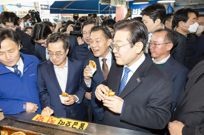 왼쪽부터 김영진 국회의원, 김동연 경기도지사, 이재준 수원시장, 김승원(이 시장 뒤편) 국회의원, 이재명 대표. 이재준 수원시장 페이스북 캡처