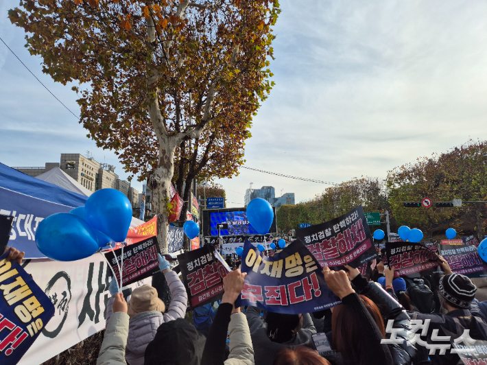 더불어민주당 이재명 대표가 위증교사 혐의 1심 선고 공판에서 무죄를 선고받자 서울 서초구 서울중앙지방법원 앞에서 지지자들이 환호하고 있다. 나채영 기자