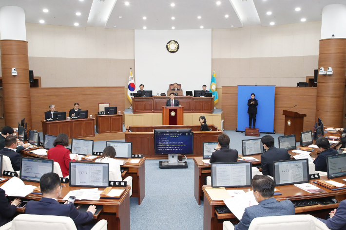 창원시의회에서 시정연설을 하고 있는 홍남표 창원시장. 창원시 제공