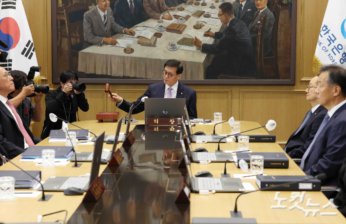 이창용 한국은행 총재가 서울 중구 한국은행에서 열린 금융통화위원회 통화정책방향 회의를 주재하고 있다. 사진공동취재단