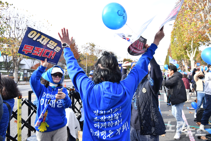 위증교사 혐의로 재판에 넘겨진 더불어민주당 이재명 대표가 1심 선고 공판에서 무죄를 선고 받은 가운데 25일 오후 서울 서초구 서울중앙지검 앞에서 지지자들이 환호하고 있다. 류영주 기자