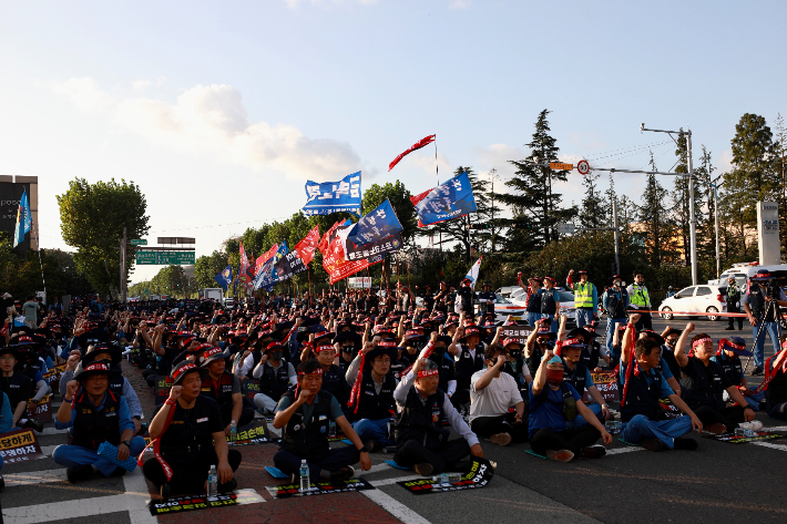 지난해 9월 포스코 노조가 쟁의대책위원회 출범식을 열고 있다. 포스코노조 제공