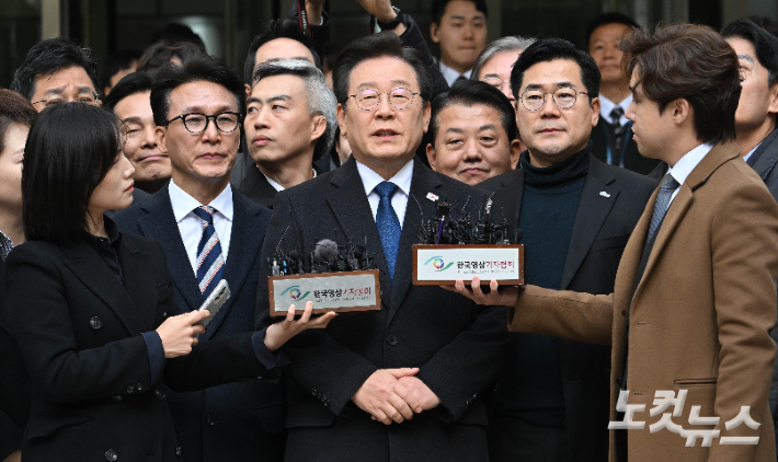 위증교사 1심 재판에서 무죄를 선고받은 이재명 더불어민주당 대표가 25일 서울 서초구 중앙지방법원을 나서고 있다. 사진공동취재단