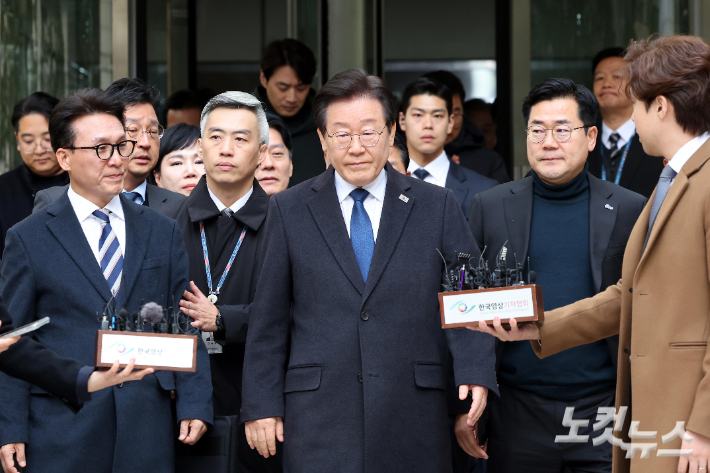 위증교사 1심 재판에서 무죄를 선고받은 이재명 더불어민주당 대표가 25일 서울 서초구 중앙지방법원을 나서고 있다. 사진공동취재단