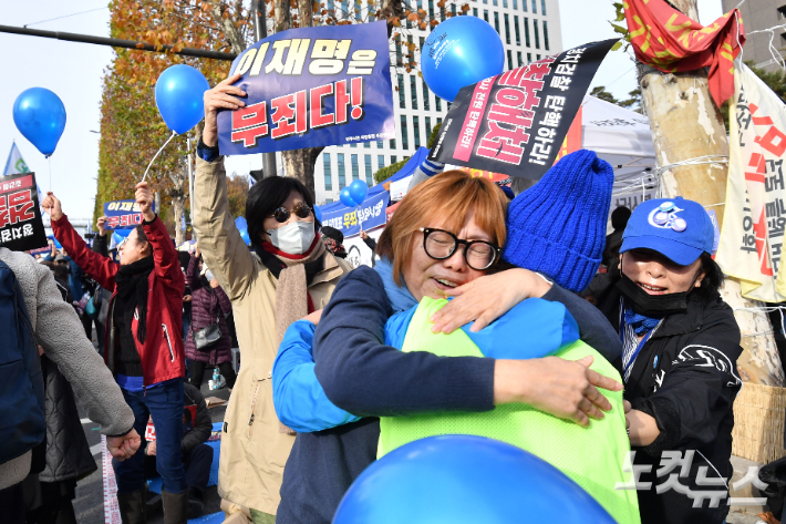 위증교사 혐의로 재판에 넘겨진 더불어민주당 이재명 대표가 1심 선고 공판에서 무죄를 선고 받은 가운데 25일 오후 서울 서초구 서울중앙지검 앞에서 지지자들이 환호하고 있다. 류영주 기자