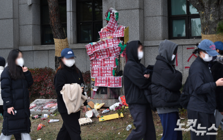 동덕여자대학교 총학생회를 비롯한 재학생들이 20일 오후 서울 성북구 동덕여자대학교에서 열린 남녀공학 전환과 총장 직선제 문제를 논의하는 학생총회에 참석하기 위해 줄을 서고 있다. 류영주 기자