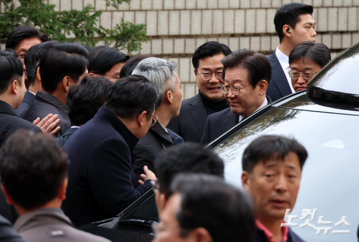 위증교사 1심 재판에서 무죄를 선고받은 이재명 더불어민주당 대표가 25일 서울 서초구 중앙지방법원을 나서고 있다. 사진공동취재단