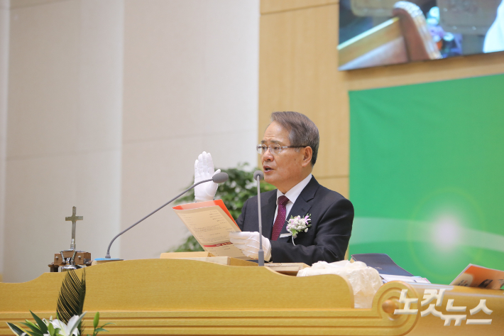 정읍성광교회 김기철 목사가 임직자들에게 서약을 받고 있다.